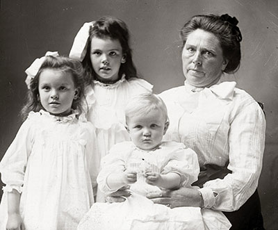 Belle Gunness with her adopted children